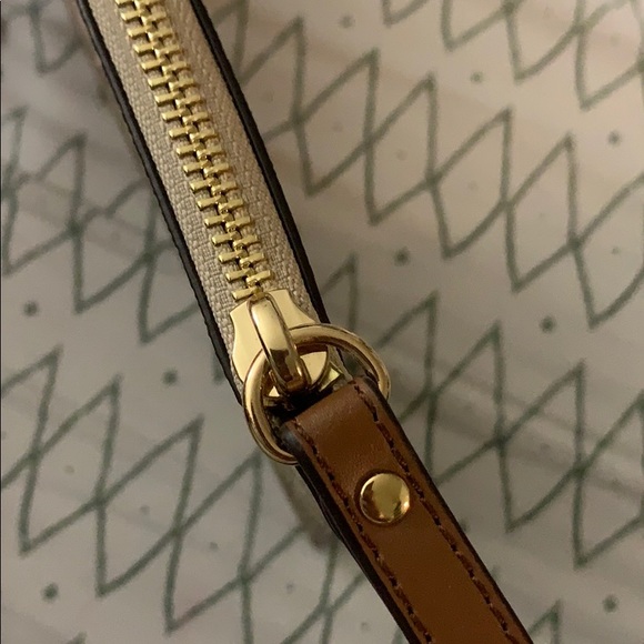 Michael Kors large Jet Set logo zip clutch - Picture 3 of 5